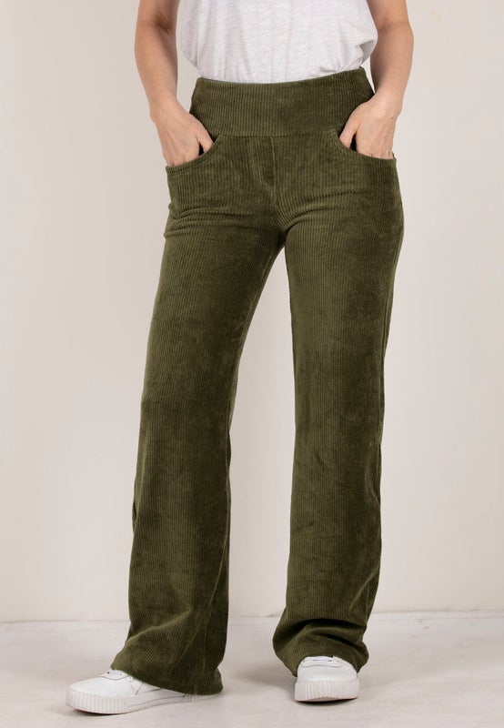 Joustava samettimateriaali sopii hyvin arkeen ja vapaa-aikaan.