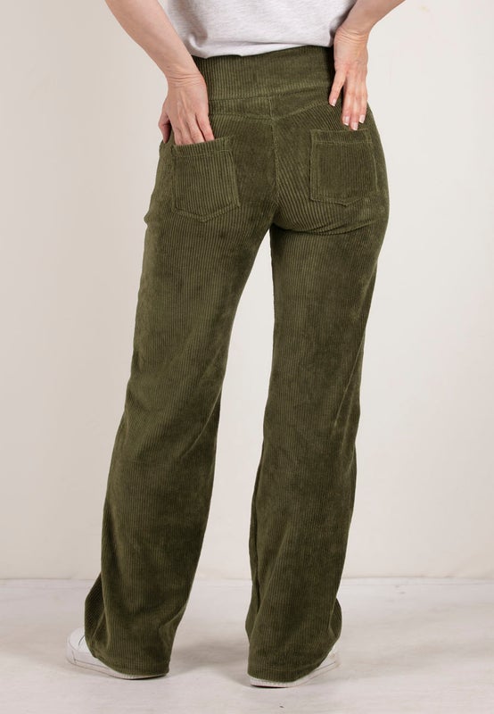 Joustava samettimateriaali sopii hyvin arkeen ja vapaa-aikaan.