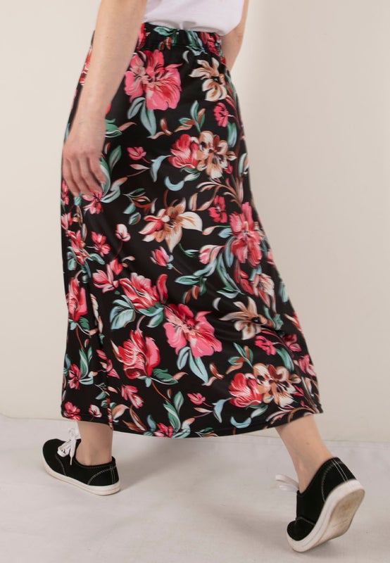 Kukkakuvioinen hame takaa