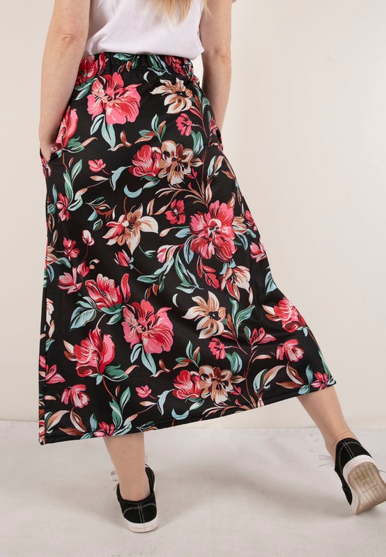 Kukkakuvioinen hame materiaalin l&auml;hikuvassa