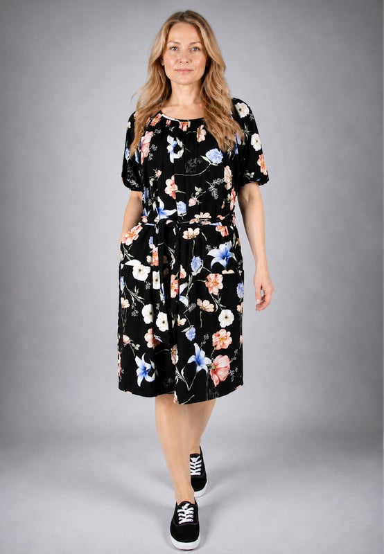 Taskullinen kuviollinen mekko