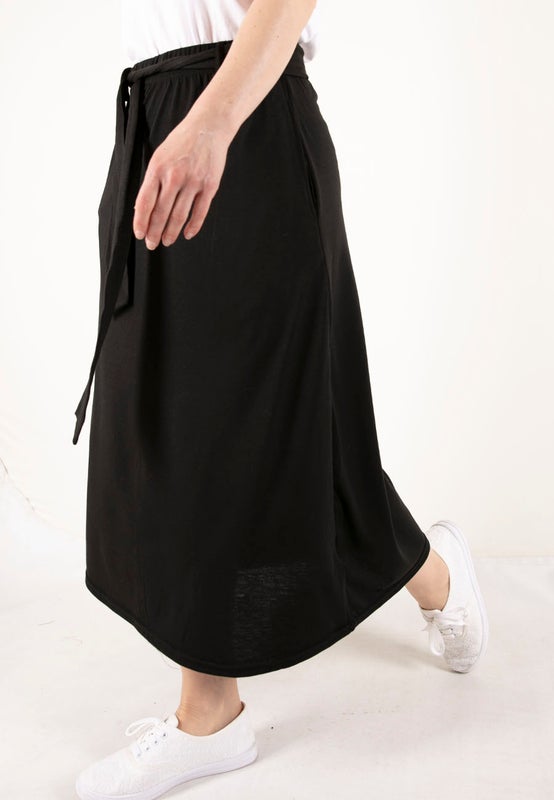 Musta hame ja mukana tuleva vy&ouml;