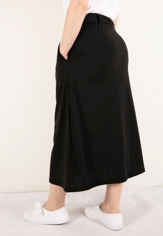 Musta hame taskuilla